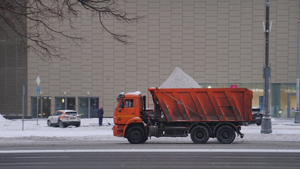 Вывоз снега организовали с некоторых улицах Мещанского района